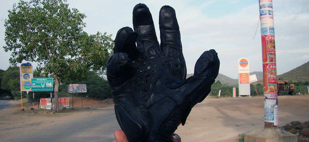 Cramster_Gloves_Waiting